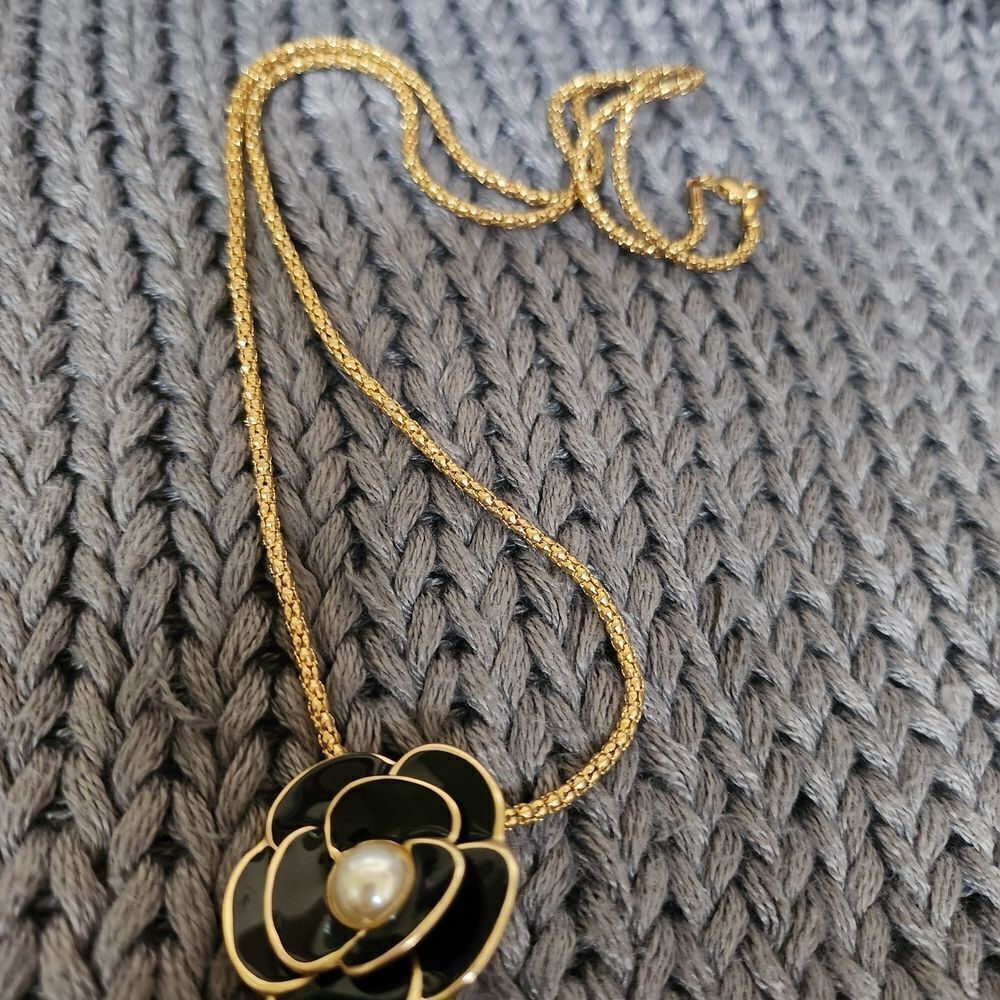 Elegant Black and Gold Flower Pendant Necklace